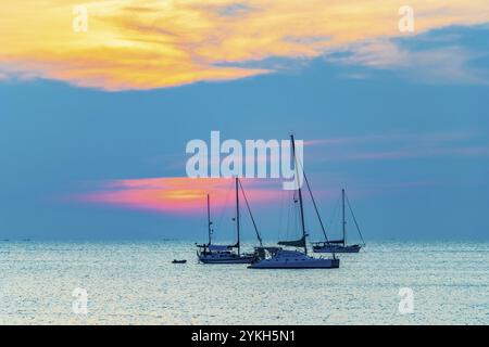 Yacht di fronte al tramonto più bello e colorato sull'isola Tropical Paradise Koh Phayam Ao Khao Kwai Beach a Ranong, Thailandia Foto Stock