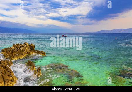 Meravigliosa spiaggia e passeggiata turchese e rocciosa a Novi Vinodolski Croazia Foto Stock