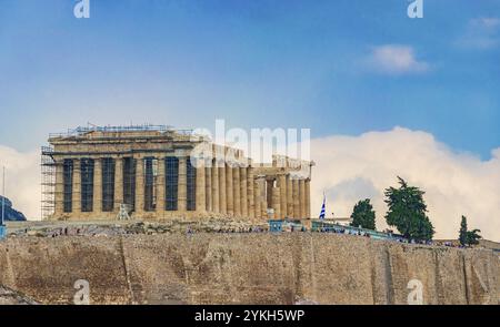 Acropoli di Atene sulla collina con le incredibili e bellissime rovine del Partenone e il cielo nuvoloso blu nella capitale greca Atene in Grecia Foto Stock