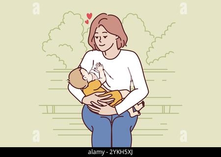 La madre ama allattare il bambino e lo guarda amorevolmente seduto sulla panchina del parco. La donna premurosa è diventata mamma e chiede di abbandonare la noce moscata artificiale Foto Stock