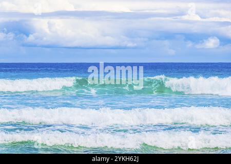 Onde forti all'incredibile spiaggia Praia de Lopes Mendes sulla grande isola tropicale Ilha grande ad Angra dos Reis Rio de Janeiro Brasile Foto Stock