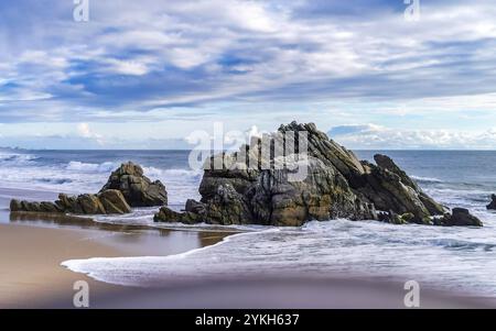 Estremamente bella, enormi onde da surf e rocce sulla spiaggia di Zicatela Puerto Escondido, Oaxaca, Messico Foto Stock