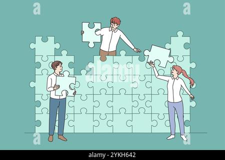 Diversi uomini d'affari connettono puzzle jigsaw alla ricerca di una soluzione aziendale insieme. I colleghi collaborano per unire i pezzi per raggiungere obiettivi o risultati condivisi Foto Stock