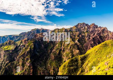 Guardando a sud verso Pico do Areeiro e Pico Ruivo, Madeira, Portogallo Foto Stock