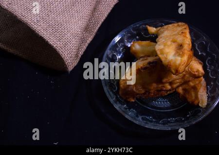 Godo è un tipico cibo indonesiano. patate fritte a base di patate dolci ricoperte di farina e poi fritte. Foto Stock