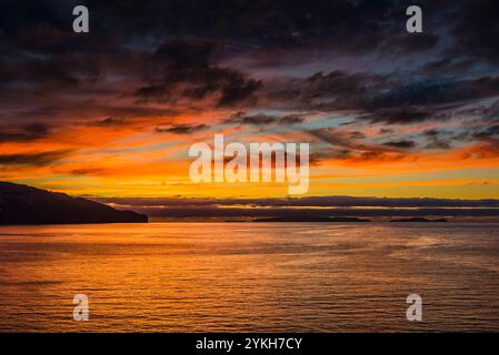 Vista appena prima dell'alba dal porto di Funchal, Madeira, Portogallo Foto Stock