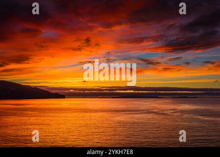 Vista all'alba dal porto di Funchal, Madeira, Portogallo Foto Stock