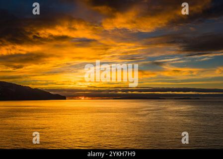 Alba sul porto di Funchal, Madeira, Portogallo Foto Stock