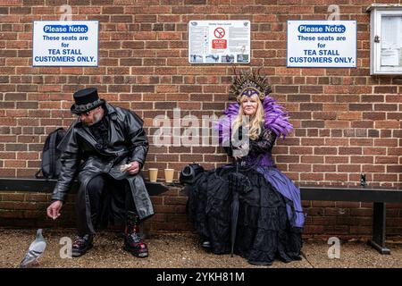 Whitby, North Yorks, Inghilterra, Regno Unito. 27 aprile 2024. I Goti si riuniscono nella città costiera di Whitby, nel nord dello Yorkshire. L'evento è iniziato quando un gruppo di amici di penna Foto Stock