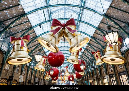 Londra, Regno Unito. 18 novembre 2024. Decorazioni natalizie al mercato di Covent Garden prima di quello che i rivenditori locali sperano sia una stagione festiva redditizia. Crediti: Stephen Chung / Alamy Live News Foto Stock