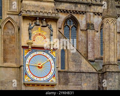 Il quadrante esterno dell'orologio della cattedrale di Wells, orologio astronomico del 1400 nel transetto nord della cattedrale di Wells, Somerset, Inghilterra, Regno Unito. Foto Stock