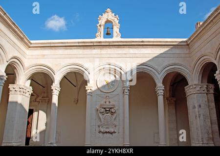 Cortile interno, Palazzo del Rettore, Museo di storia culturale, città vecchia, Dubrovnik, Dalmazia, Croazia, Europa - piccolo campanile, orologio; Foto Stock
