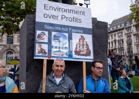 I manifestanti si riuniscono per la marcia per l'acqua pulita organizzata da River Action UK a Westminster per manifestare contro lo stato dei fiumi britannici e per chiedere all'attuale governo di legiferare a favore dell'ambiente poiché la cattiva salute dei fiumi continua ad essere un problema chiave con le compagnie idriche che consentono le acque reflue nei fiumi e le questioni dovute al deflusso agricolo che causa inquinamento il 3 novembre 2024 a Londra, Regno Unito. Foto Stock