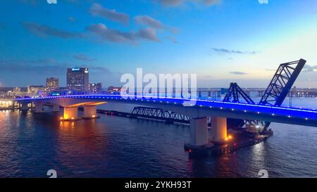 Acosta Bridge a Jacksonville Florida di notte vista aerea - JACKSONVILLE, FLORIDA - 30 OTTOBRE 2024 Foto Stock