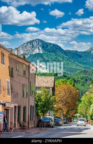 Castellane, in Francia, si trova nelle Alpi dell'alta Provenza, all'incrocio della Route Napoleon. Foto Stock