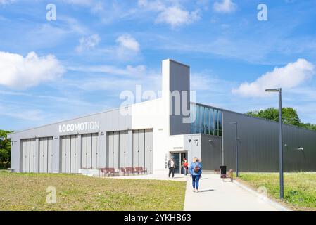 Locomotion Darlington - persone che entrano nella New Hall of the Railway Museum Locomotion Shildon vicino Darlington County Durham Inghilterra Regno Unito Europa Foto Stock