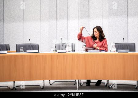 L'AIA - Sandra Beckerman (SP) durante un dibattito alla camera bassa sulla ripresa a Groningen. La Nederlandse Aardolie Maatschappij (NAM) non vuole più contribuire a migliorare la qualità della vita e le prospettive economiche a Groninga. ANP LINA SELG netherlands Out - belgio Out Foto Stock