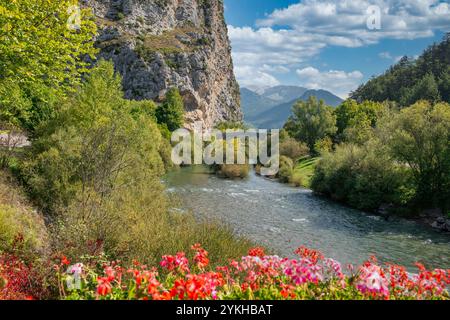 Castellane, in Francia, si trova sulle rive del fiume Verdon nelle Alpi dell'alta Provenza, all'incrocio della Route Napoleon Foto Stock