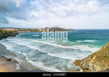 L'iconica vista su GT Western Beach fino al promontorio di Newquay, in Cornovaglia, nel Regno Unito. Foto Stock