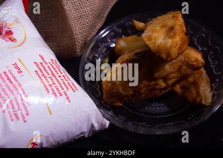 Godo è un tipico cibo indonesiano. patate fritte a base di patate dolci ricoperte di farina e poi fritte. Foto Stock