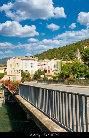 Castellane, in Francia, si trova sulle rive del fiume Verdon nelle Alpi dell'alta Provenza, all'incrocio della Route Napoleon Foto Stock