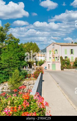 Castellane, in Francia, si trova sulle rive del fiume Verdon nelle Alpi dell'alta Provenza, all'incrocio della Route Napoleon Foto Stock