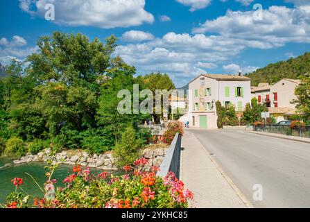 Castellane, in Francia, si trova sulle rive del fiume Verdon nelle Alpi dell'alta Provenza, all'incrocio della Route Napoleon Foto Stock