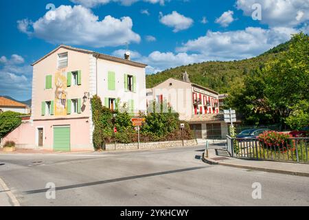 Castellane, in Francia, si trova sulle rive del fiume Verdon nelle Alpi dell'alta Provenza, all'incrocio della Route Napoleon Foto Stock