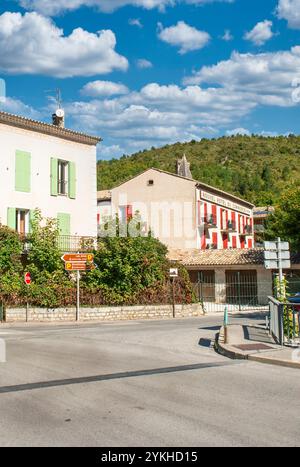 Castellane, in Francia, si trova sulle rive del fiume Verdon nelle Alpi dell'alta Provenza, all'incrocio della Route Napoleon Foto Stock