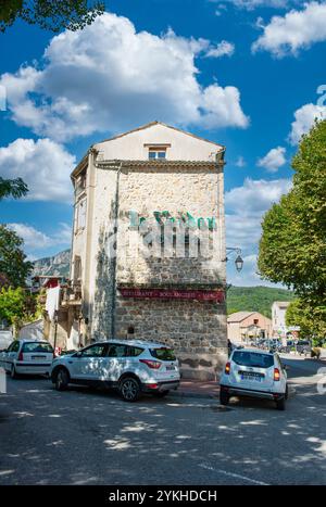 Castellane, in Francia, si trova sulle rive del fiume Verdon nelle Alpi dell'alta Provenza, all'incrocio della Route Napoleon Foto Stock