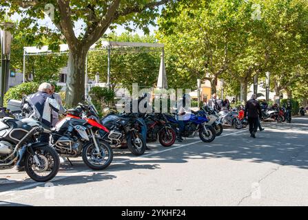 Castellane, in Francia, situata nelle Alpi dell'alta Provenza all'incrocio della Route Napoleon, è una mecca per i motociclisti Foto Stock