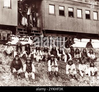 Geronimo (in prima fila, terzo da destra) e altri prigionieri indiani Apache sulla strada per la Florida in treno il 10 settembre 1886. Naiche è ritratta immediatamente alla sinistra di Geronimo. Lozen, la famosa guerriera donna, si vede in ultima fila, terza da destra, nella sua foto conosciuta. (USA) Foto Stock