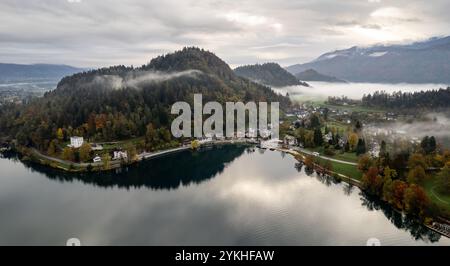 La nebbia che ricopre il lago si è dissanguata in slovenia in un giorno d'autunno nuvoloso. Julian apls in background Foto Stock