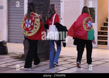 Spalato, Croazia. 18 novembre 2024. I tifosi portoghesi si riuniscono per le strade di Spalato, Croazia, in vista della partita della UEFA Nations League tra Croazia e Portogallo il 18 novembre 2024. Foto: Ivo Cagalj/PIXSELL credito: Pixsell/Alamy Live News Foto Stock