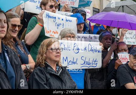 29 luglio 2024. Boston, Massachusetts. I sostenitori e le famiglie si sono riuniti lunedì per esortare i legislatori ad agire per le famiglie senzatetto in Massachusetts. Il Ri Foto Stock