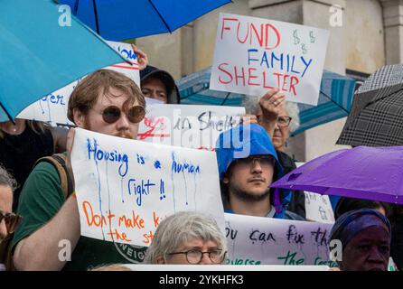 29 luglio 2024. Boston, Massachusetts. I sostenitori e le famiglie si sono riuniti lunedì per esortare i legislatori ad agire per le famiglie senzatetto in Massachusetts. Il Ri Foto Stock