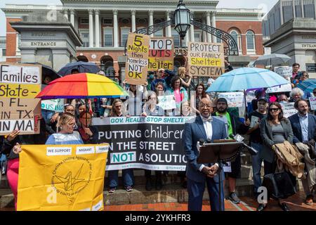 29 luglio 2024. Boston, Massachusetts. I sostenitori e le famiglie si sono riuniti lunedì per esortare i legislatori ad agire per le famiglie senzatetto in Massachusetts. Il Ri Foto Stock