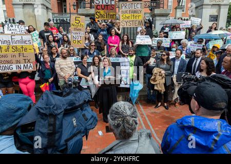 29 luglio 2024. Boston, Massachusetts. I sostenitori e le famiglie si sono riuniti lunedì per esortare i legislatori ad agire per le famiglie senzatetto in Massachusetts. Il Ri Foto Stock