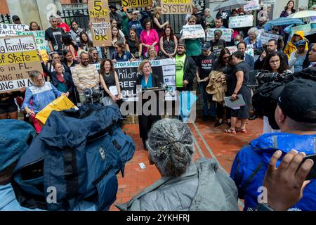 29 luglio 2024. Boston, Massachusetts. I sostenitori e le famiglie si sono riuniti lunedì per esortare i legislatori ad agire per le famiglie senzatetto in Massachusetts. Il Ri Foto Stock