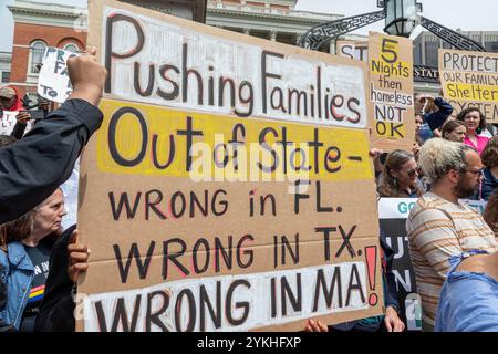 29 luglio 2024. Boston, Massachusetts. I sostenitori e le famiglie si sono riuniti lunedì per esortare i legislatori ad agire per le famiglie senzatetto in Massachusetts. Il Ri Foto Stock