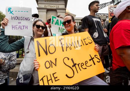 29 luglio 2024. Boston, Massachusetts. I sostenitori e le famiglie si sono riuniti lunedì per esortare i legislatori ad agire per le famiglie senzatetto in Massachusetts. Il Ri Foto Stock