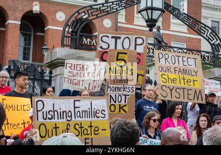 29 luglio 2024. Boston, Massachusetts. I sostenitori e le famiglie si sono riuniti lunedì per esortare i legislatori ad agire per le famiglie senzatetto in Massachusetts. Il Ri Foto Stock