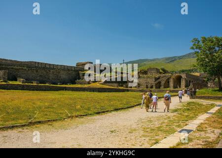 Gjirokaster, Albania - 4 giugno 2024. I visitatori passeggiano per i terreni dello storico castello di Gjirokaster, patrimonio dell'umanità dell'UNESCO. Foto Stock