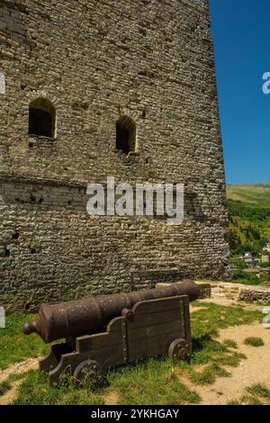 Uno dei cannoni Ali Pasha nel castello di Gjirokaster, patrimonio dell'umanità dell'UNESCO, nel sud dell'Albania. Foto Stock