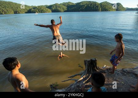 Scott Hastings si tuffa nel fiume Ocoee a Mac Point nella Cherokee National Forest, Tennessee. (Foto servizio forestale di Cecilio Ricardo) Foto Stock