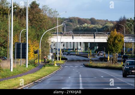 Strada nazionale N261 per l'autostrada tangenziale e i principali collegamenti stradali a Ruisbroek, Brabante fiammingo, Belgio, 11 novembre 2024 Foto Stock