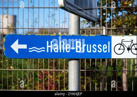 Segui le indicazioni per la pista ciclabile Halle Brussels Canal in Ruisbroek, Brabante fiammingo, Belgio, 11 novembre 2024 Foto Stock