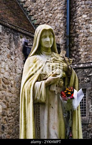 La statua della Beata Vergine maria nella passeggiata del Rosario. I Frati, Aylesford, Kent Foto Stock