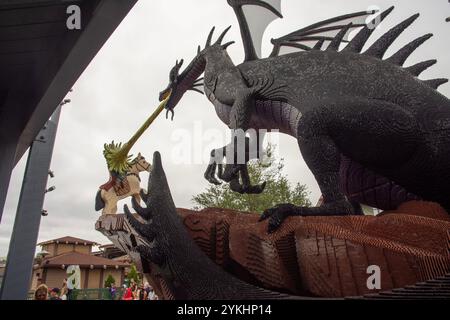 Ammira la statua lego del principe Filippo che combatte Maleficent trasformata in un drago presso il negozio Lego di Disney Springs. Foto Stock
