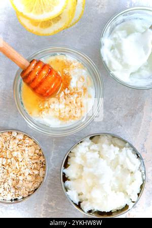 Ingredienti naturali per olio d'avena Body Face Scrub fatto in casa. Concetto di bellezza. Foto Stock